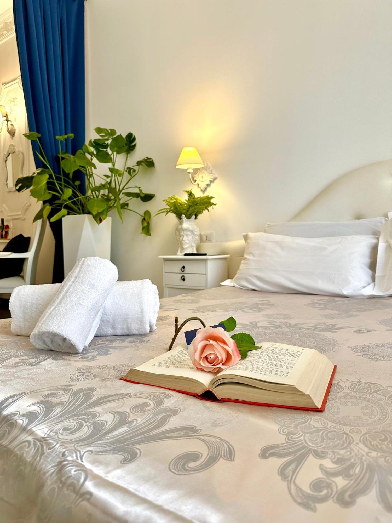 Palazzo Chiatamone Hotel Naples Exterior photo