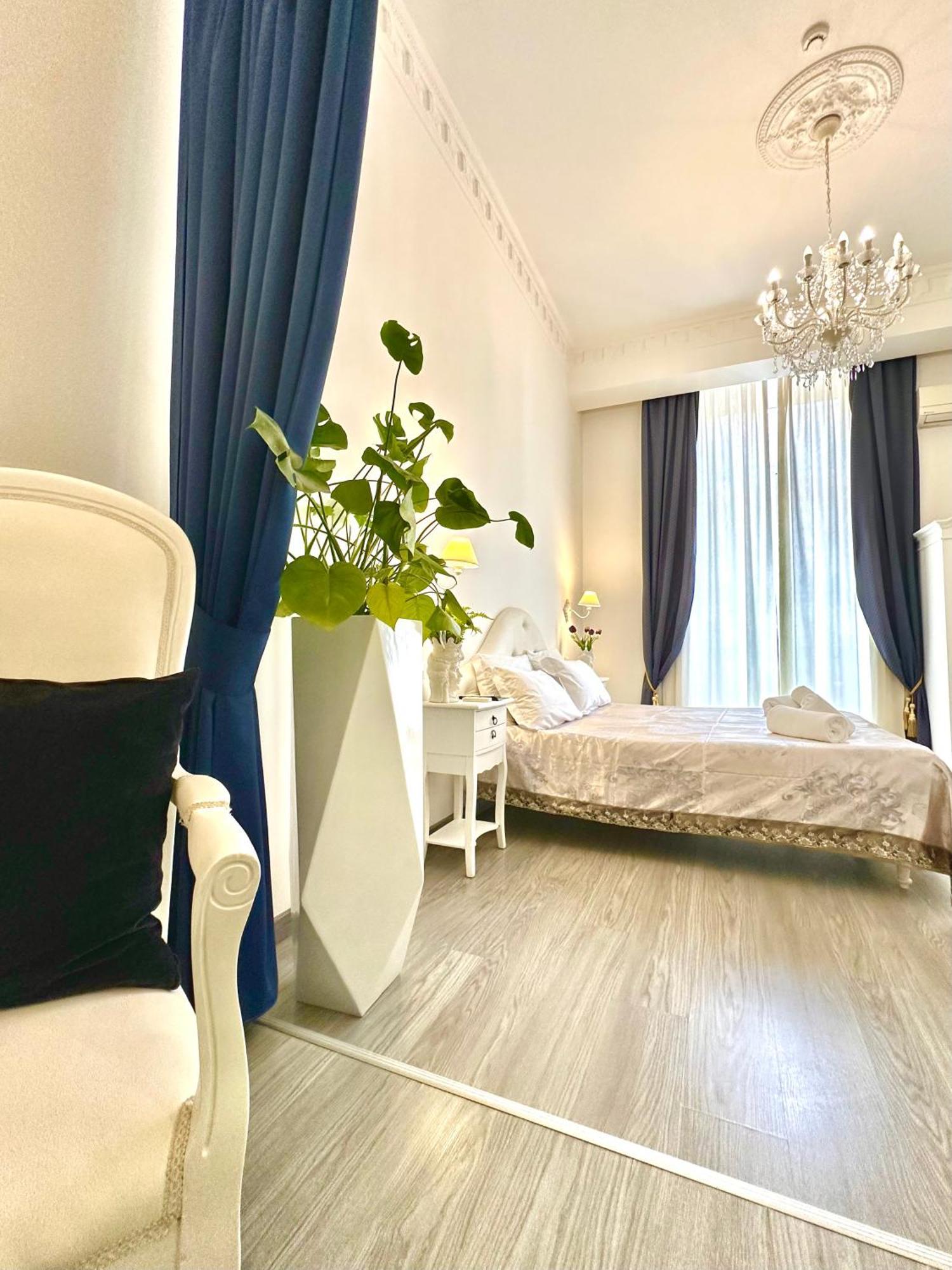 Palazzo Chiatamone Hotel Naples Exterior photo